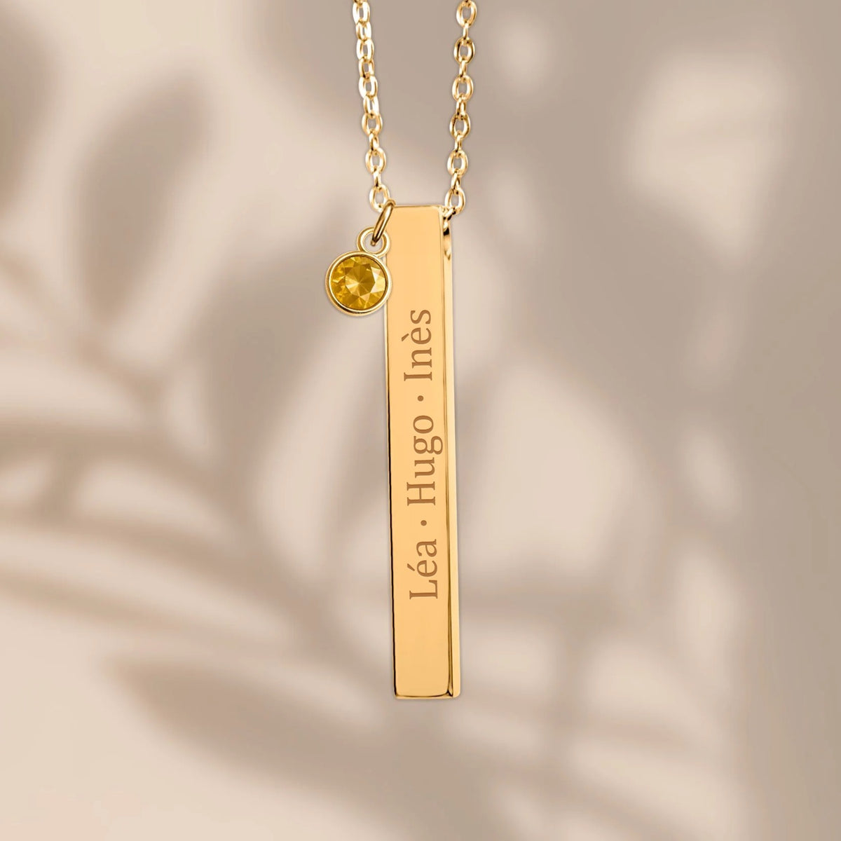 Collier barre 3D gravée avec pierre de naissance, exemple de gravure « Léa · Hugo · Inès » — Aubeline