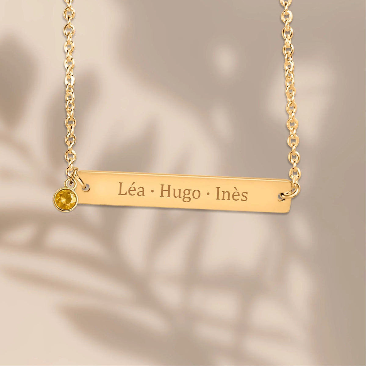 Collier barre gravée avec pierre de naissance, exemple de gravure « Léa · Hugo · Inès » — Aubeline