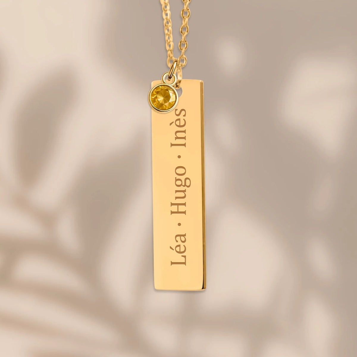Collier barre verticale gravée avec pierre de naissance, exemple de gravure « Léa · Hugo · Inès » — Aubeline