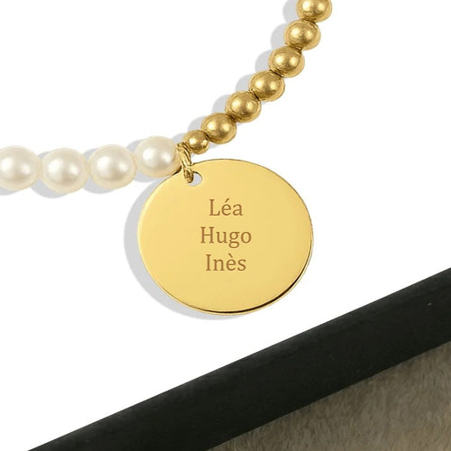 Bracelet nacre et médaille gravée, exemple de gravure « Léa · Hugo · Inès » — Aubeline