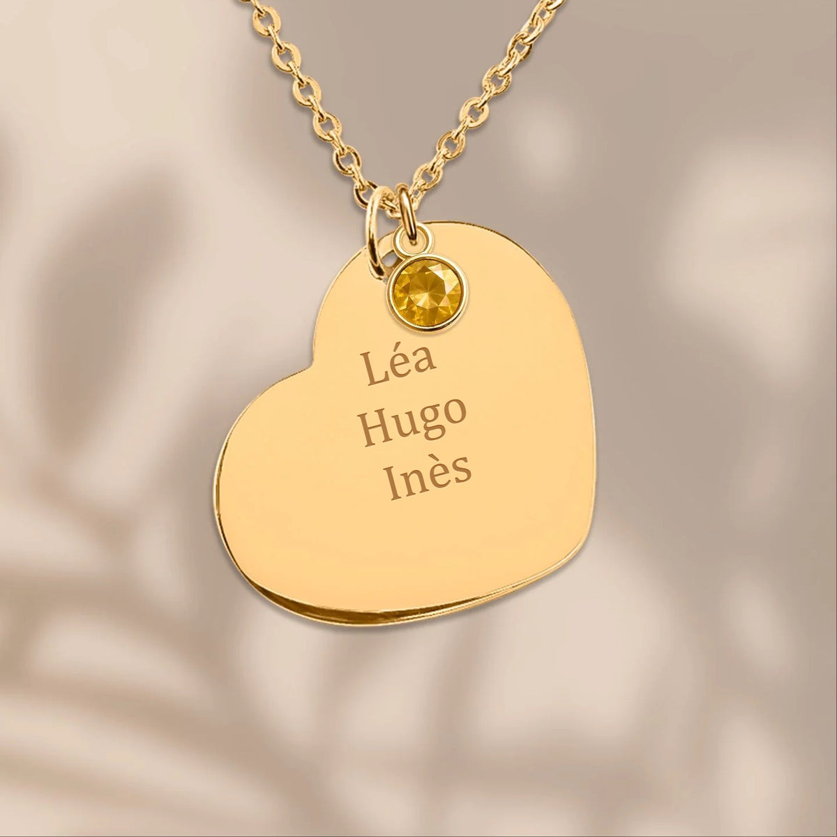 Collier cœur gravé avec pierre de naissance, exemple de gravure « Léa · Hugo · Inès » — Aubeline