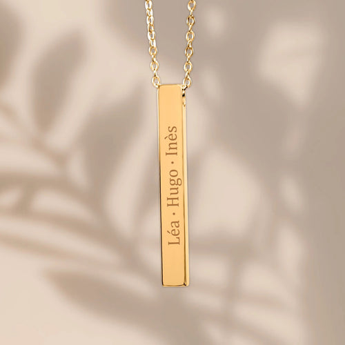 Collier barre 3D gravée personnalisée, exemple de gravure « Léa · Hugo · Inès » — Aubeline