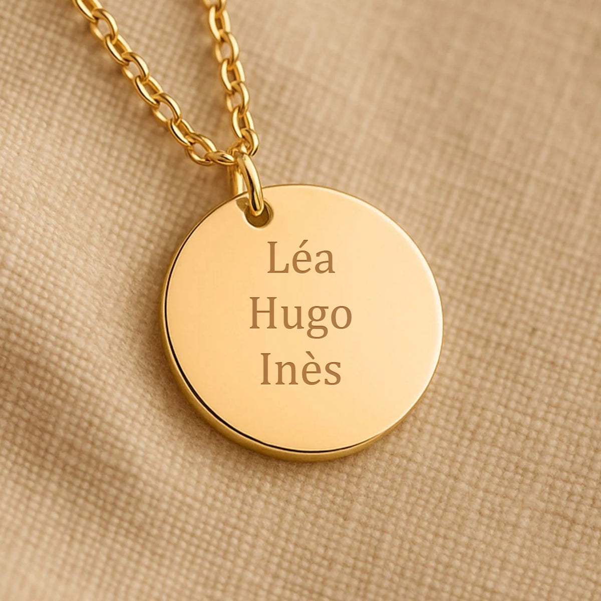 Collier médaillon gravé personnalisé, exemple de gravure « Léa · Hugo · Inès » — Aubeline