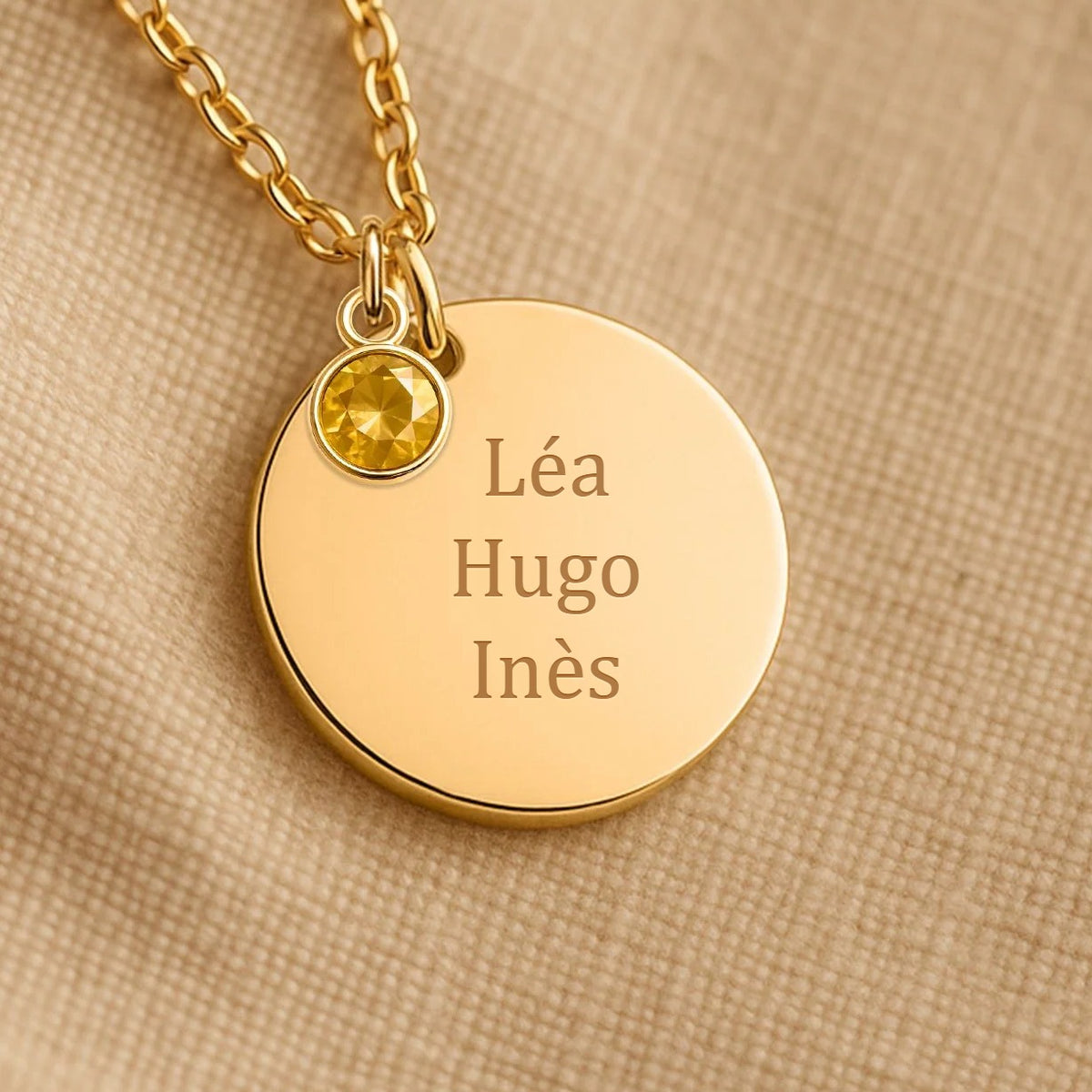 Collier médaillon gravé avec pierre de naissance, exemple de gravure « Léa · Hugo · Inès » — Aubeline