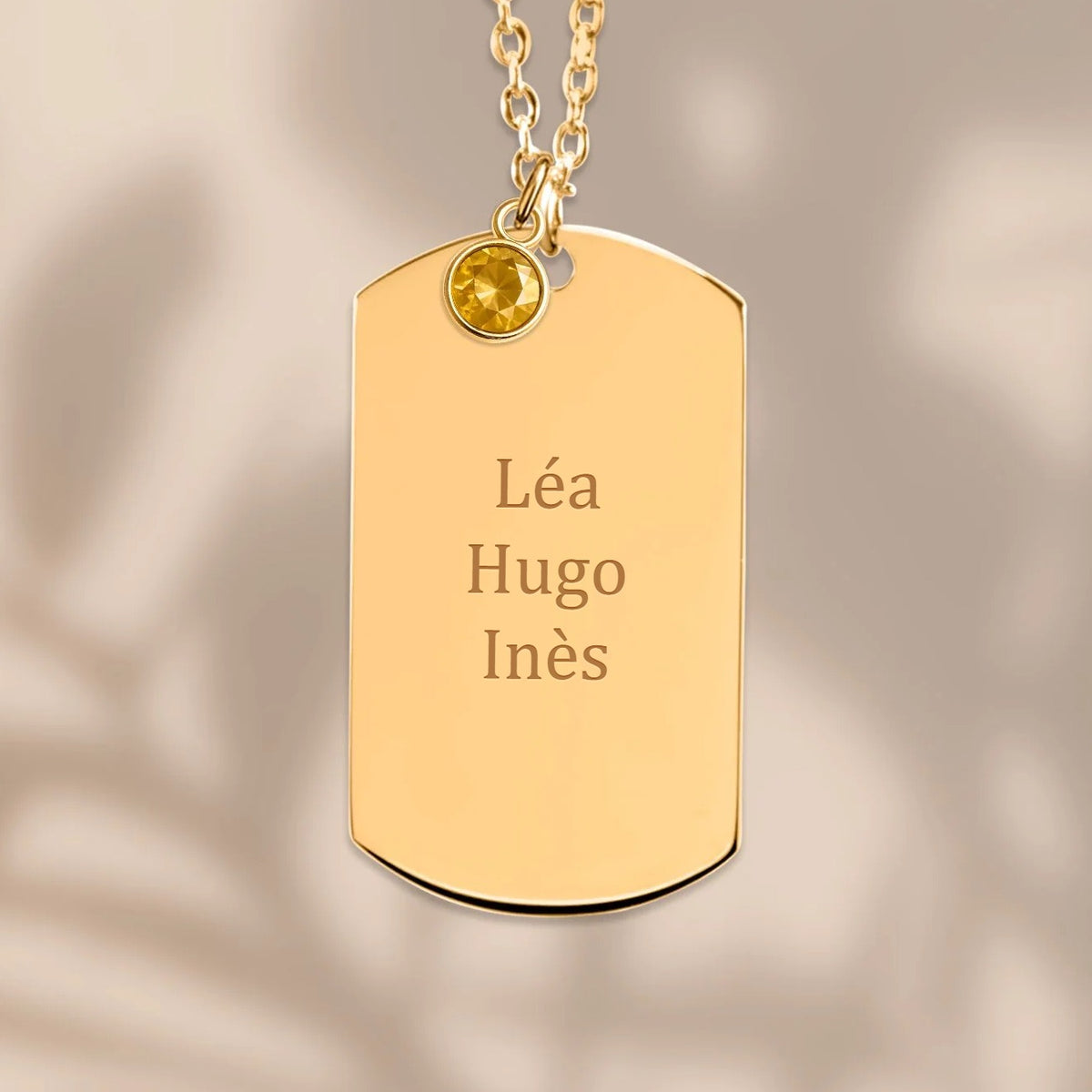 Collier plaque gravée avec pierre de naissance, exemple de gravure « Léa · Hugo · Inès » — Aubeline