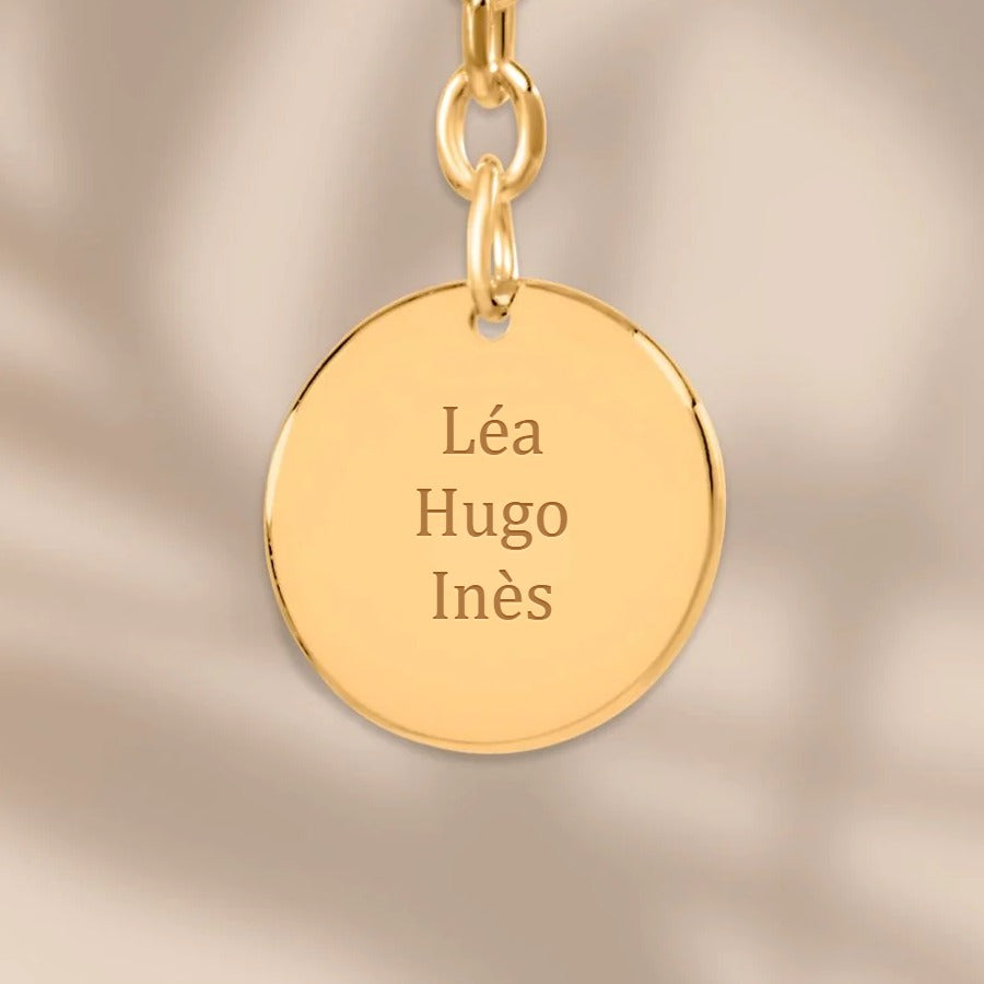 Porte-clés médaillon gravé, exemple de gravure « Léa · Hugo · Inès » — Aubeline